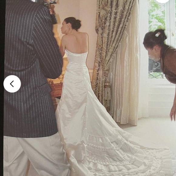 VERA WANG COUTURE DUCHESSE SATIN WEDDING DRESS - Picture 3 of 7